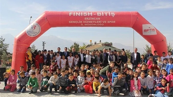 Cumhuriyet koşusu Üzümlü 'de yapıldı
