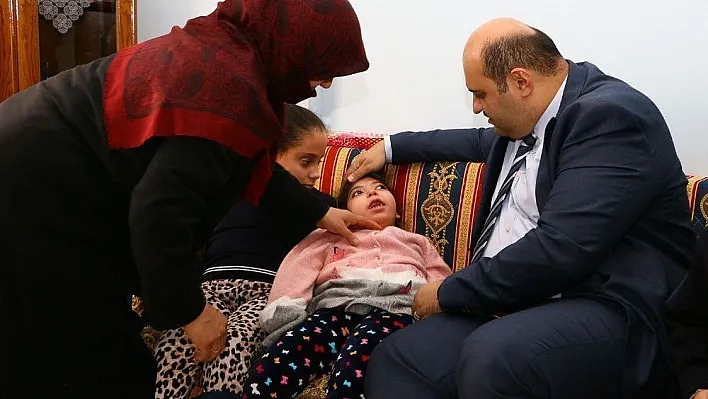 Başkan Orhan, minik Hayrunnisa'nın yüzünü güldürdü
