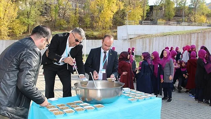 İmam Hatipli kızlara Aşure ikramı
