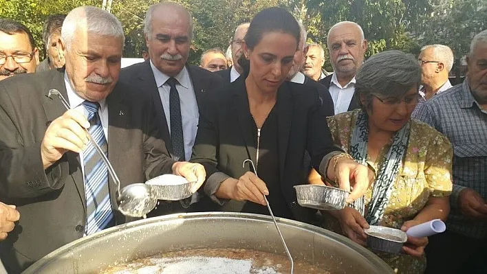 Mavi Umutlar Derneği aşure dağıttı

