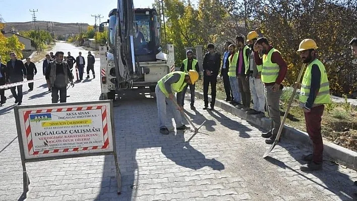 Gürün'de doğalgaz için ilk kazma vuruldu.
