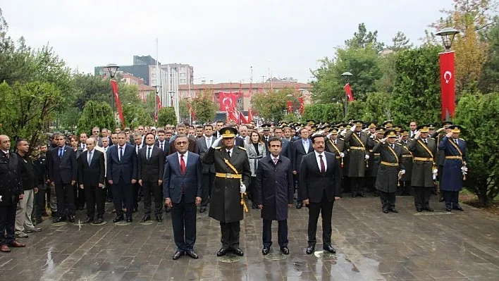 Diyarbakır'da 29 Ekim nedeniyle Atatürk Anıtı'na çelenk sunuldu
