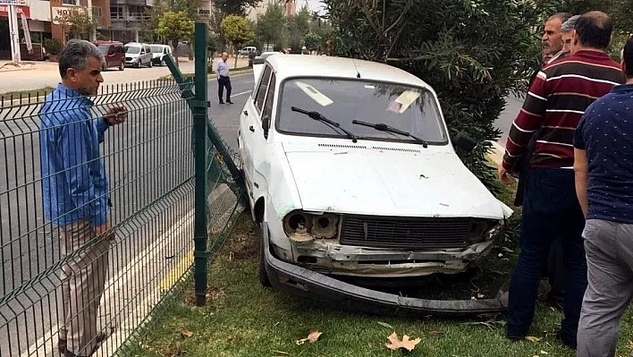 Otomobil tel örgüyü parçalayarak refüje çıktı
