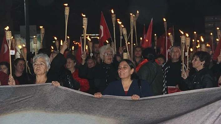 Sivas'ta sağanak yağmur altında Fener Alayı
