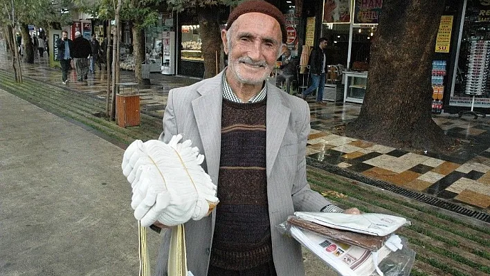 Ekmek parasını çoraptan, keseden çıkarıyor
