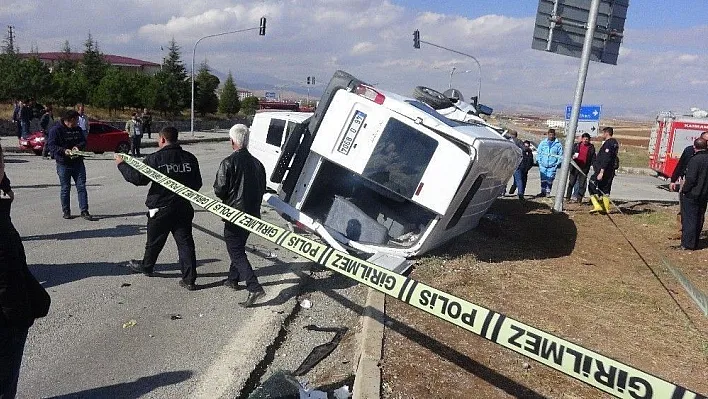 Kahramanmaraş'ta polis minibüsü ile ticari araç çarpıştı: 5 yaralı
