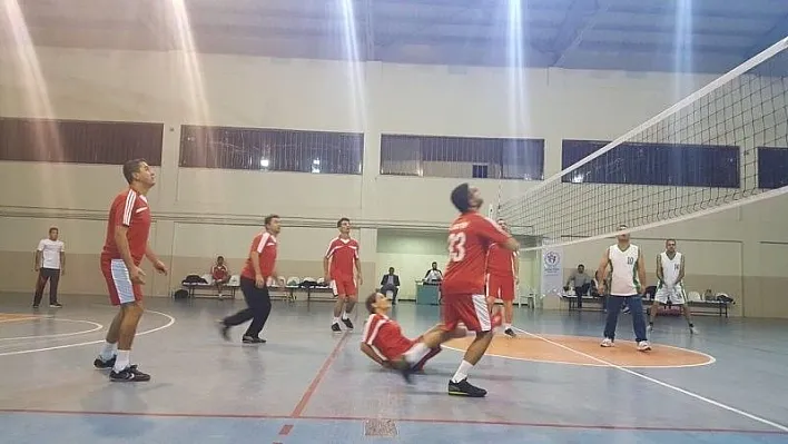 Besni'de öğretmenler günü voleybol turnuvası başladı
