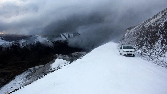 Erzurum'da sıcaklık eksi 10 dereceye düştü. Kar ve tipi ulaşımı etkiledi