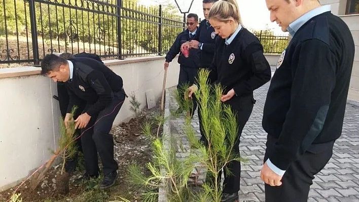 Tut ilçesinde şehitler için fidan dikildi
