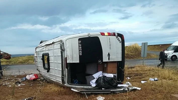 Öğretmenleri taşıyan servis aracı devrildi: 4'ü ağır 16 yaralı