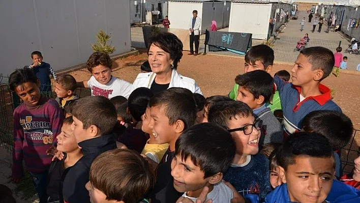 Ünlü oyuncular Suriyeli mültecilere konuk oldu
