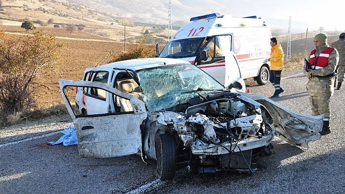 Otomobil, kamyonun altına girdi: 1 ölü, 2 ağır yaralı
