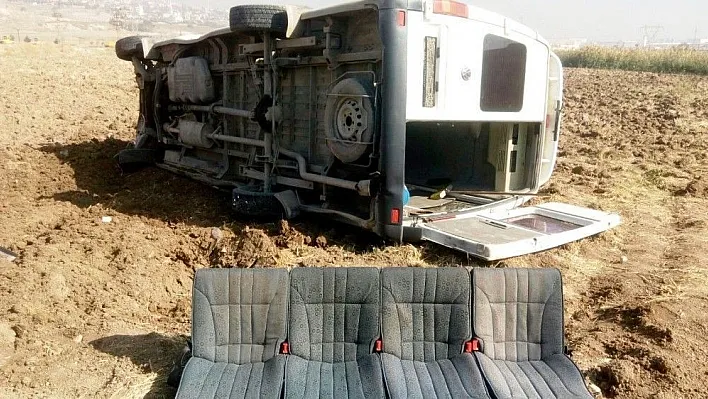 Kahramanmaraş'ta minibüs tarlaya uçtu: 8 yaralı