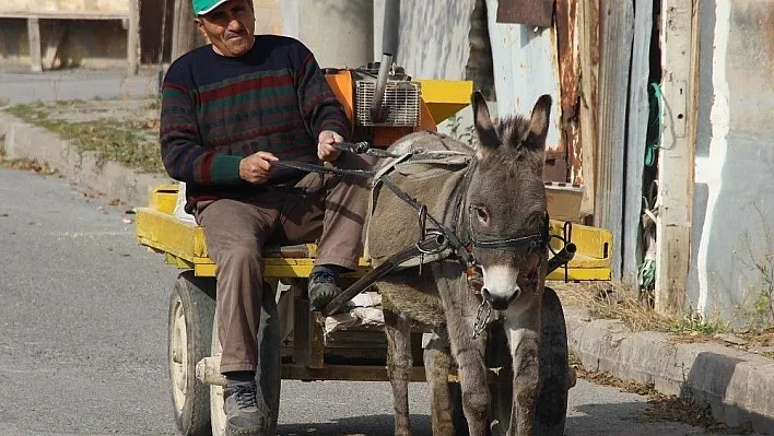 Onun arabasında cam filmi derdi yok
