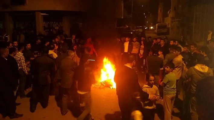 Elektrik kesintileri yol kapatılarak protesto edildi
