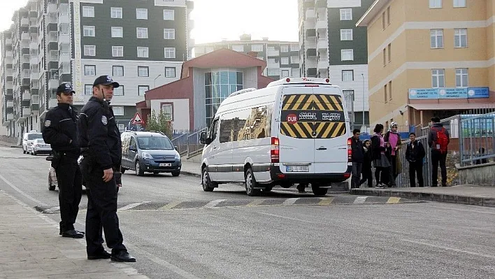 Erzurum polisinden okul önlerinde uygulama
