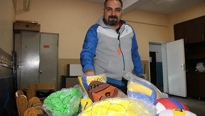 Her şeyi devletten beklemedi 51 okula spor malzemesi ulaştırdı
