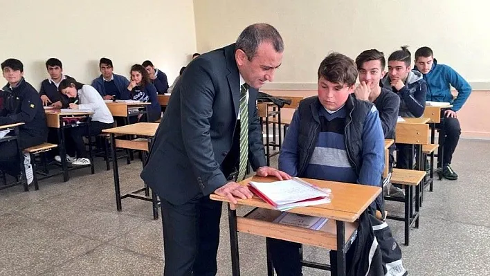 Vali Sonel, liseli öğrencilerle bir araya geldi
