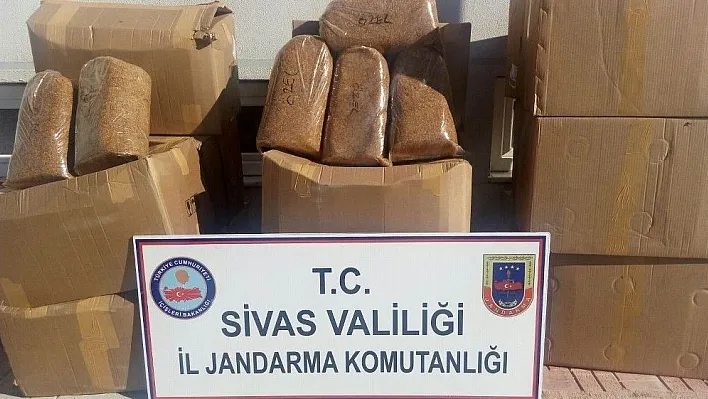 (Düzeltme) Sivas'ta kargo kamyonunda 4 ton kaçak tütün ele geçirildi
