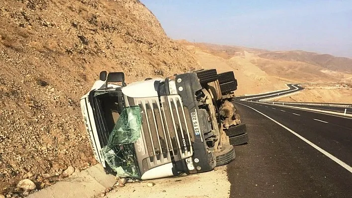 Elazığ plakalı pancar yüklü kamyon devrildi