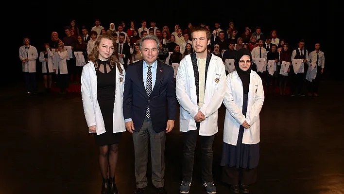 Eczacılık Fakültesi geleneksel beyaz önlük giydirme töreni gerçekleşti
