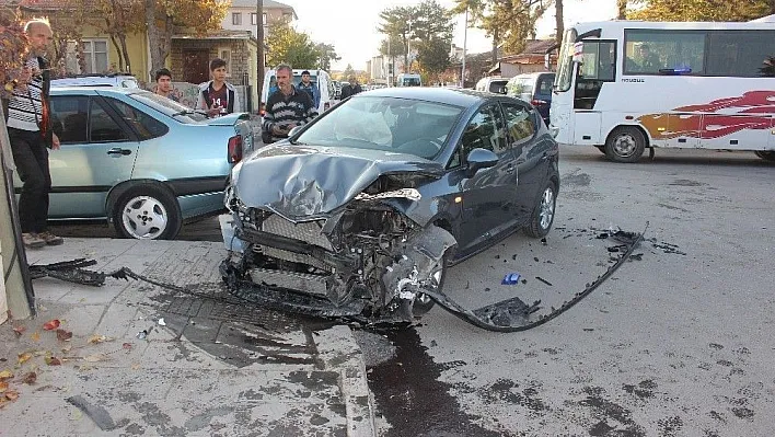Erzincan'da trafik kazası: 2 yaralı
