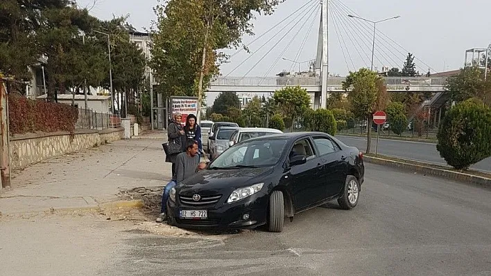 Otomobil çukura düştü
