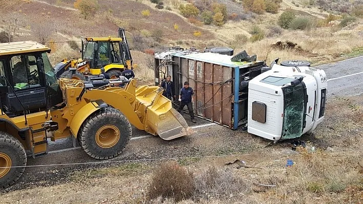 Besni'de çöp kamyonu devrildi: 3 yaralı
