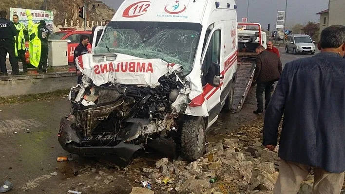 Erzurum'da ambulans traktörle çarpıştı: 7 yaralı
