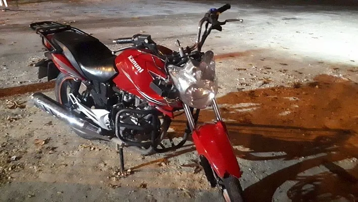 Islak yolda kayan motosiklet devrildi: 1 yaralı
