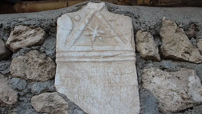 Tarihi kitabe duvarda taş oldu

