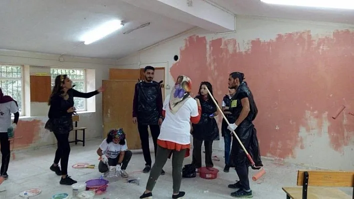Üniversite öğrencileri köy okulunu boyadı
