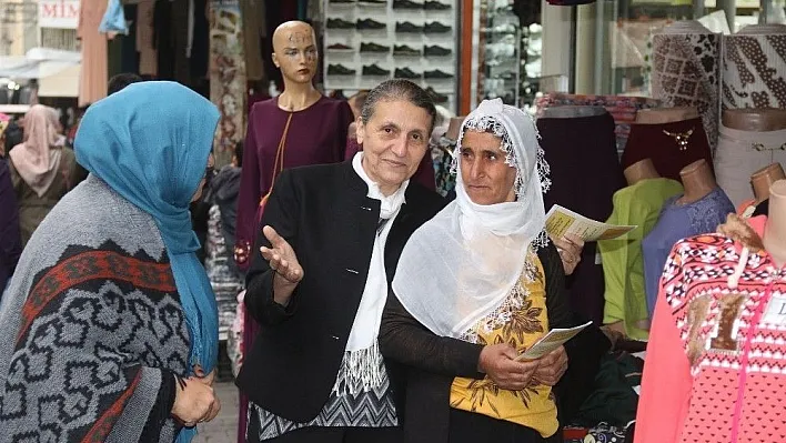 Kadınlar broşür dağıttı

