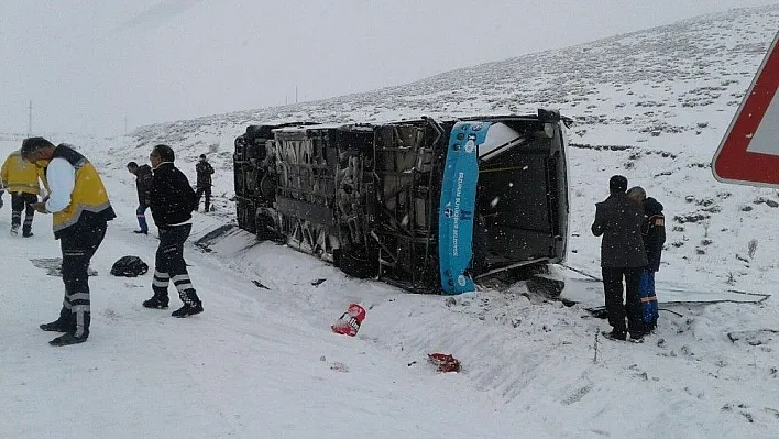 Karlı yolda kayan özel halk otobüsü yan yattı: 18 yaralı
