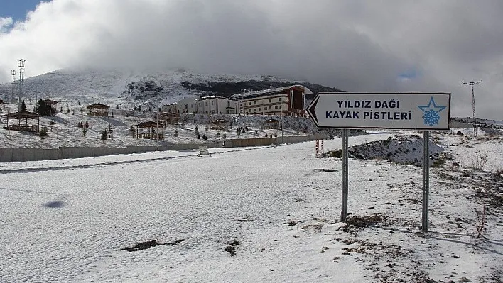Sivas'ta kayak merkezine mevsimin ilk karı yağdı
