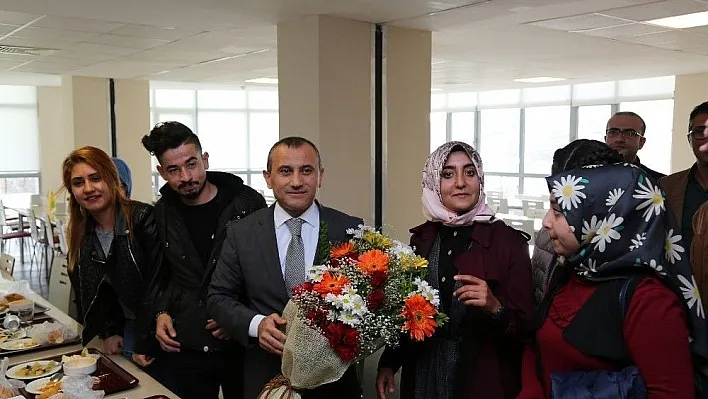 Vali Sonel, sıraya girdi yemeğini alıp öğrencilerin masasına oturdu
