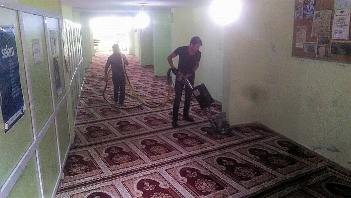 Kayapınar'da camilerin temizliği sürüyor
