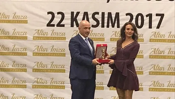 Milletvekili Ilıcalı 'Altın imza başarı ödülüne' layık görüldü
