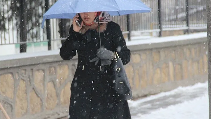 Sivas'ta kar yağışı etkili oldu

