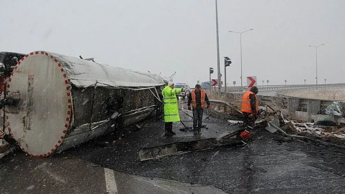 Tanker devrildi, yola akan 15 ton asfalt dondu
