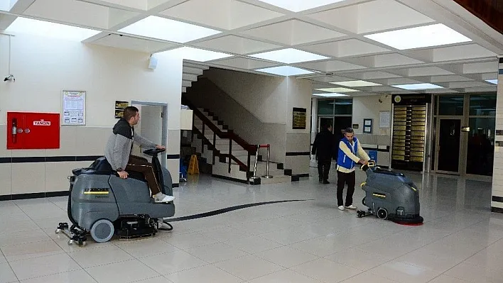 Üniversite hastanesi son teknolojik cihazlarla temizleniyor
