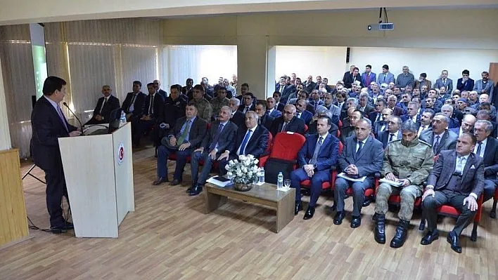 Vali Arslantaş, Erzincan'ın Tercan ve Üzümlü ilçelerindeki muhtarlar ile bir araya geldi
