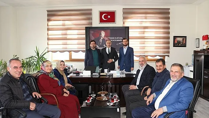 Ak Parti Oltu ilçe yönetimi, Öğretmenler gününü kutladı
