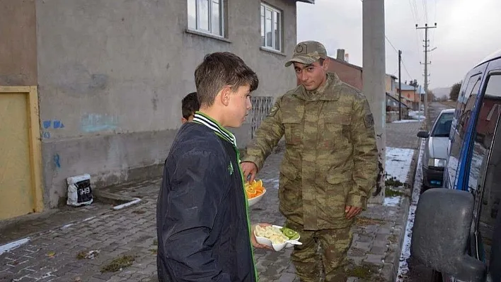 Çocuklardan asker ağabeylerine çay ve meyve ikramı
