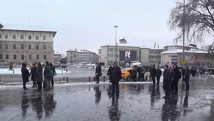 Eksi 6 derecede şehit öğretmenler için saygı duruşu

