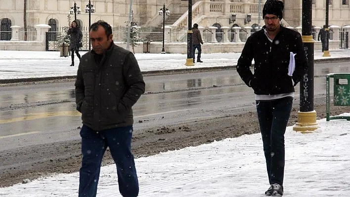 Sivas'ta kar yağışı etkili oluyor
