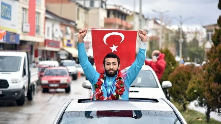 Dünya şampiyonu güreşçi coşkuyla karşılandı
