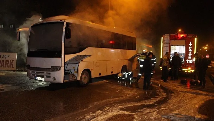 İşçileri taşıyan otobüs alev aldı
