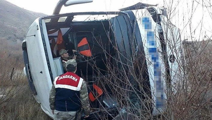 Erzincan'da şarampole devrilen otobüste 1 kişi öldü, 25 kişi yaralandı
