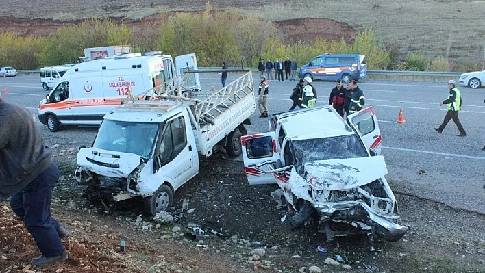 Adıyaman'da kamyonetler çarpıştı: 2 ölü, 5 yaralı